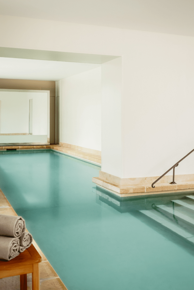 Piscine intérieure du spa